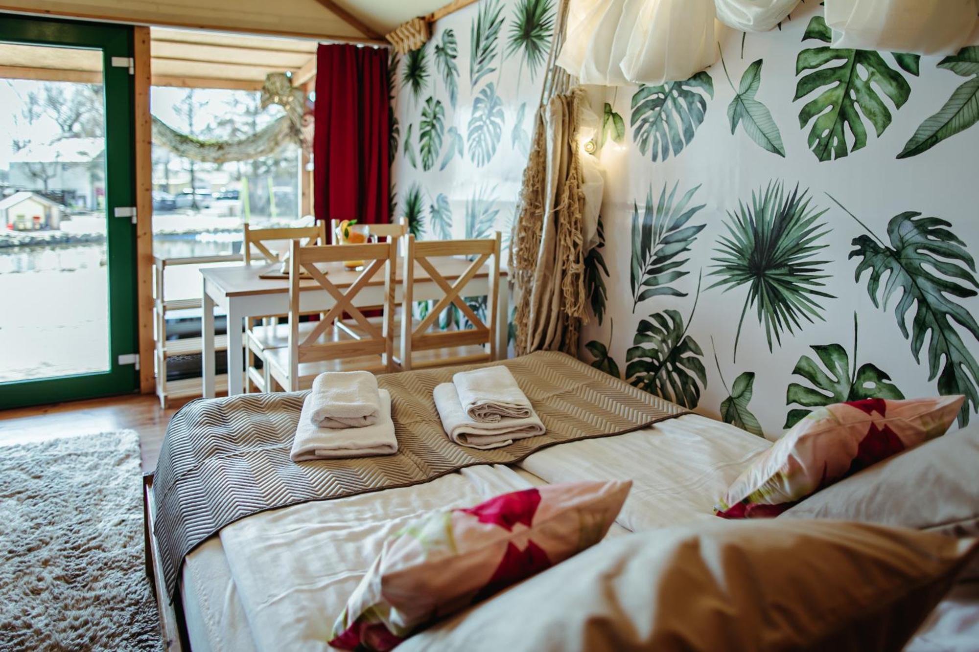 Herbals - Tree&Lake Houses With Bath, Sauna, Bikes, Motorboat Mielno  Værelse billede